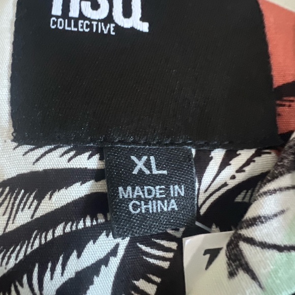 Tillys SHORT SLEEVE BUTTON UP SHIRT! - Picture 4 of 5